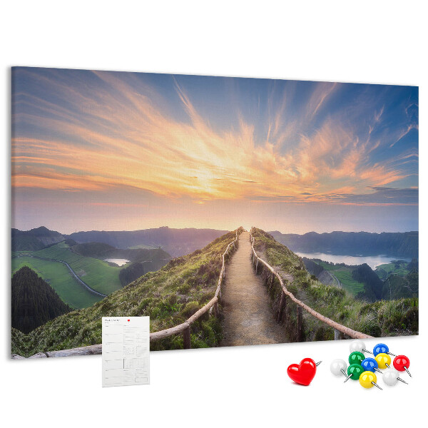 Tableau affichage liège Un sentier pittoresque dans les montagnes au coucher du soleil