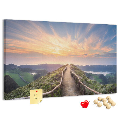 Tableau affichage liège Un sentier pittoresque dans les montagnes au coucher du soleil