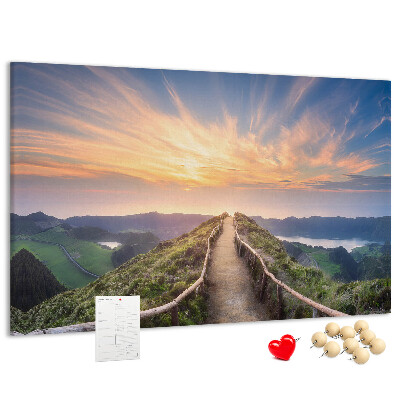 Tableau affichage liège Un sentier pittoresque dans les montagnes au coucher du soleil
