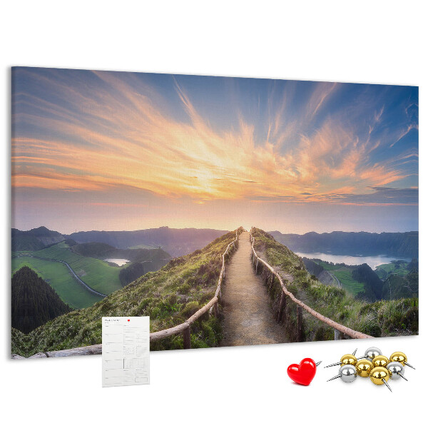 Tableau affichage liège Un sentier pittoresque dans les montagnes au coucher du soleil