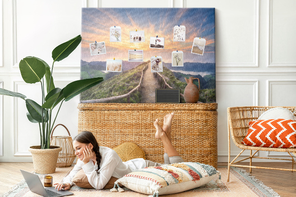 Tableau affichage liège Un sentier pittoresque dans les montagnes au coucher du soleil
