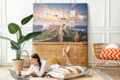 Tableau affichage liège Un sentier pittoresque dans les montagnes au coucher du soleil