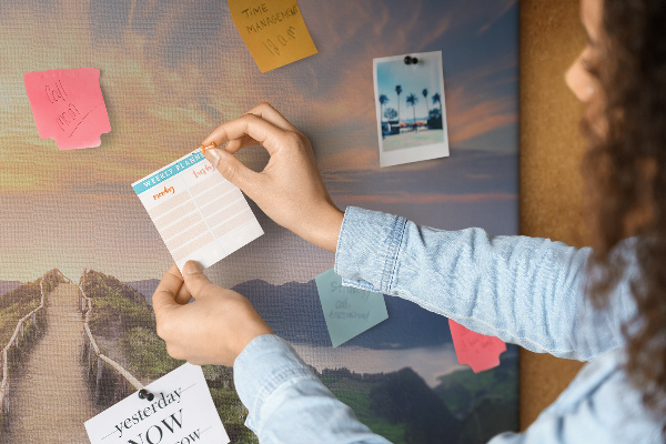 Tableau affichage liège Un sentier pittoresque dans les montagnes au coucher du soleil