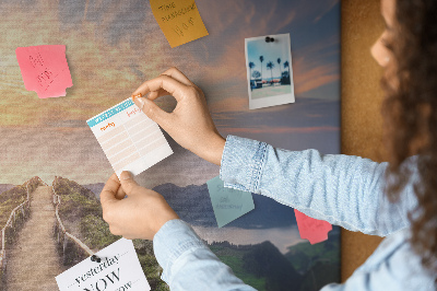 Tableau affichage liège Un sentier pittoresque dans les montagnes au coucher du soleil