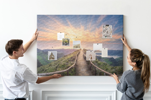 Tableau affichage liège Un sentier pittoresque dans les montagnes au coucher du soleil