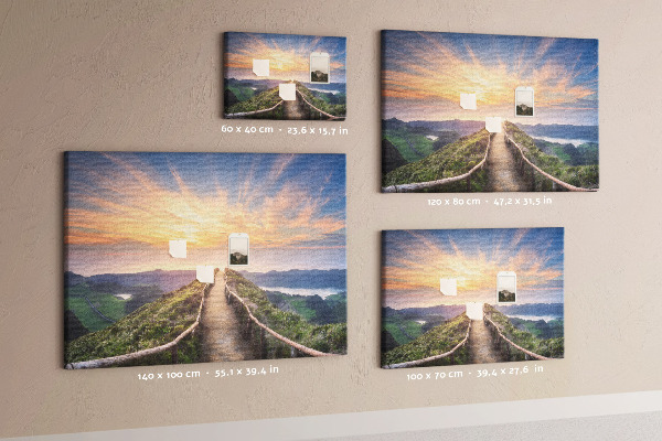 Tableau affichage liège Un sentier pittoresque dans les montagnes au coucher du soleil