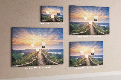 Tableau affichage liège Un sentier pittoresque dans les montagnes au coucher du soleil