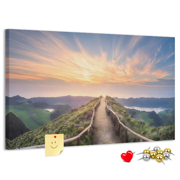 Tableau affichage liège Un sentier pittoresque dans les montagnes au coucher du soleil