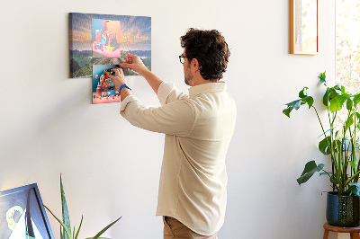 Tableau affichage liège Un sentier pittoresque dans les montagnes au coucher du soleil
