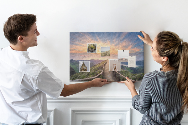 Tableau affichage liège Un sentier pittoresque dans les montagnes au coucher du soleil