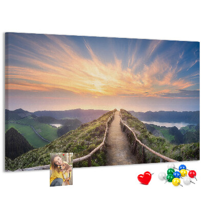 Tableau affichage liège Un sentier pittoresque dans les montagnes au coucher du soleil