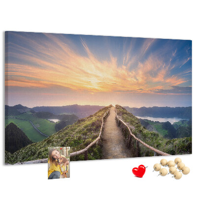 Tableau affichage liège Un sentier pittoresque dans les montagnes au coucher du soleil