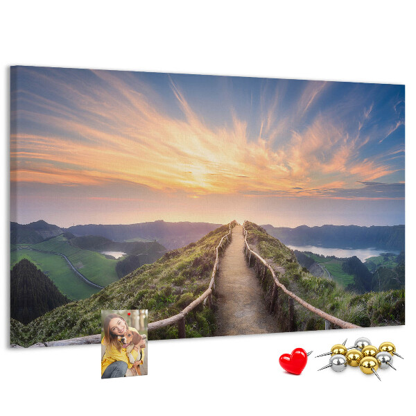 Tableau affichage liège Un sentier pittoresque dans les montagnes au coucher du soleil