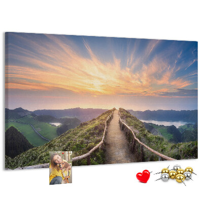Tableau affichage liège Un sentier pittoresque dans les montagnes au coucher du soleil