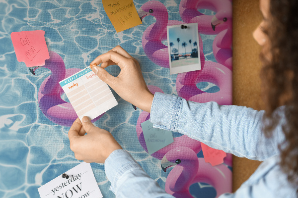 Tableau en liège Des flamants roses se détachant sur l'eau bleue