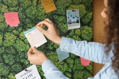 Tableau de liège Une forêt verdoyante à la végétation dense