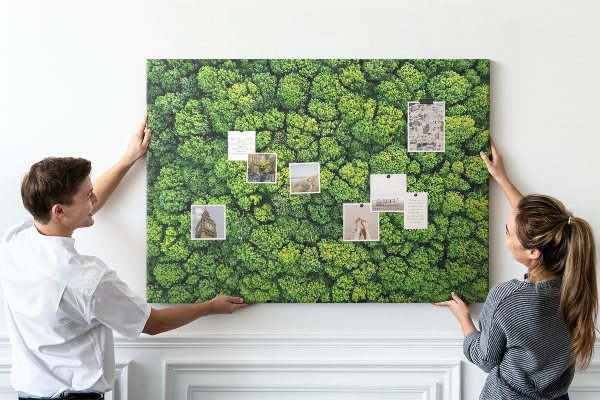 Tableau de liège Une forêt verdoyante à la végétation dense