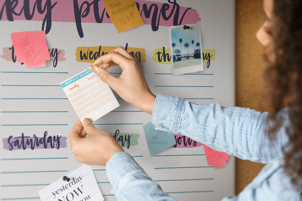 Tableau affichage liège Agenda hebdomadaire avec des touches de couleur