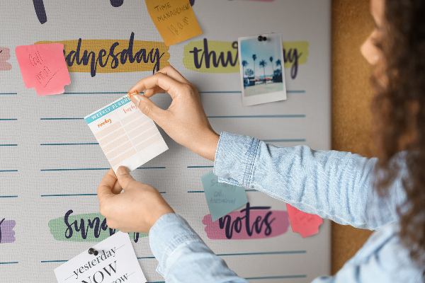 Tableau affichage liège Agenda hebdomadaire avec des touches de couleur