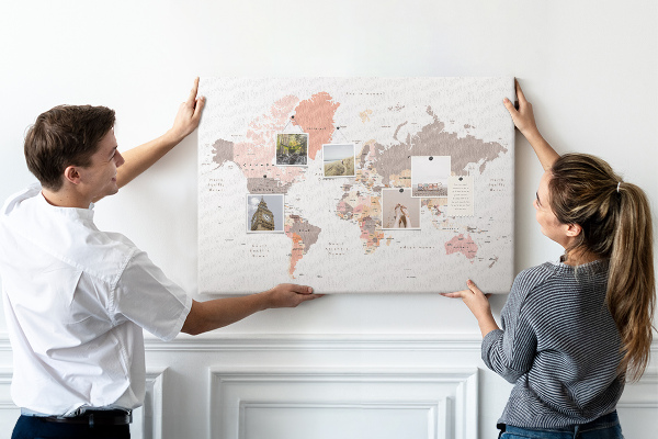 Tableau en liège Une carte du monde aux couleurs discrètes