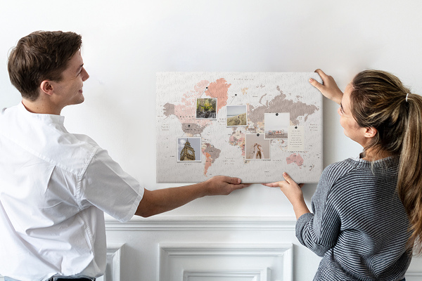 Tableau en liège Une carte du monde aux couleurs discrètes