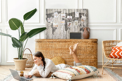 Tableau affichage liège Une carte du monde sur un fond de planches de bois