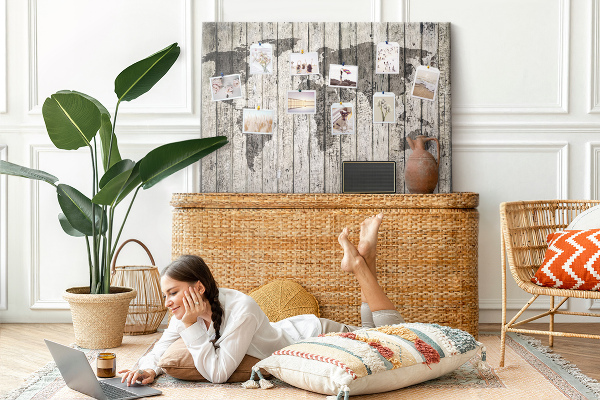 Tableau affichage liège Une carte du monde sur un fond de planches de bois