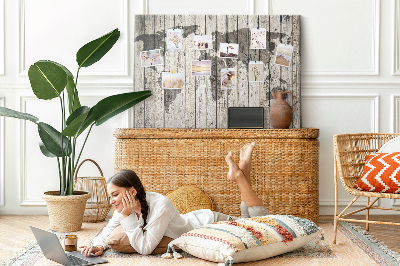 Tableau affichage liège Une carte du monde sur un fond de planches de bois