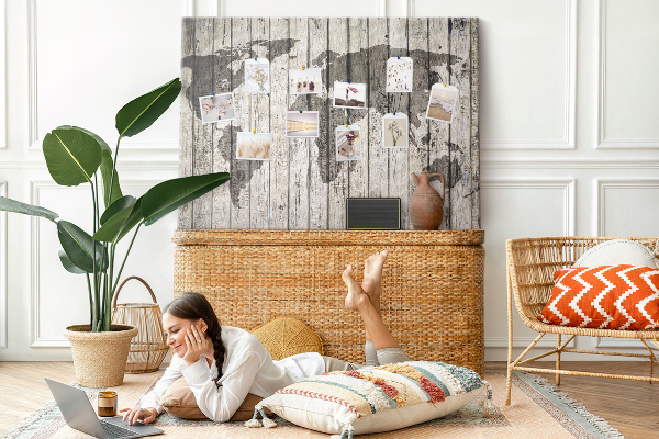 Tableau affichage liège Une carte du monde sur un fond de planches de bois