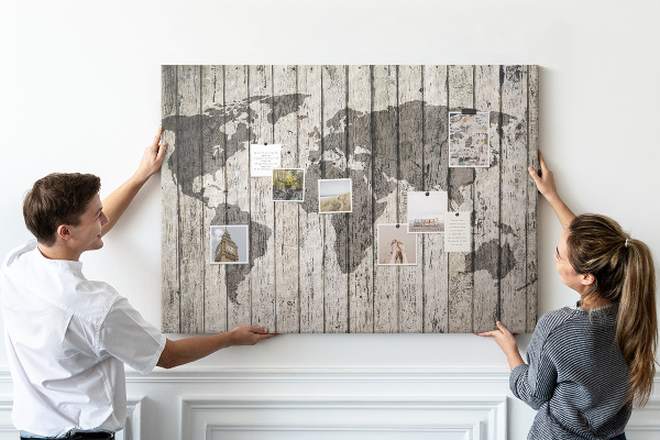 Tableau affichage liège Une carte du monde sur un fond de planches de bois