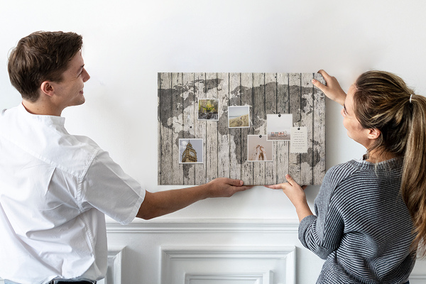 Tableau affichage liège Une carte du monde sur un fond de planches de bois