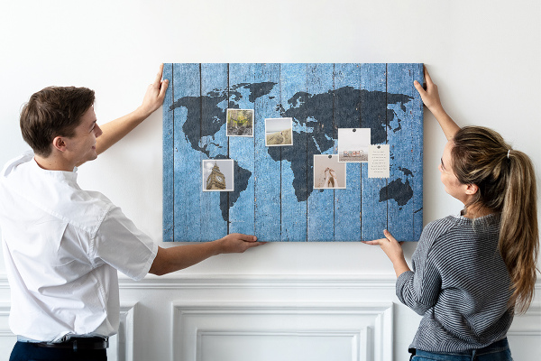 Tableau en liège Carte du monde sur fond en bois