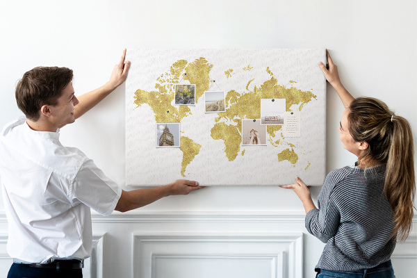 Tableau affichage liège Carte du monde dorée sur fond blanc