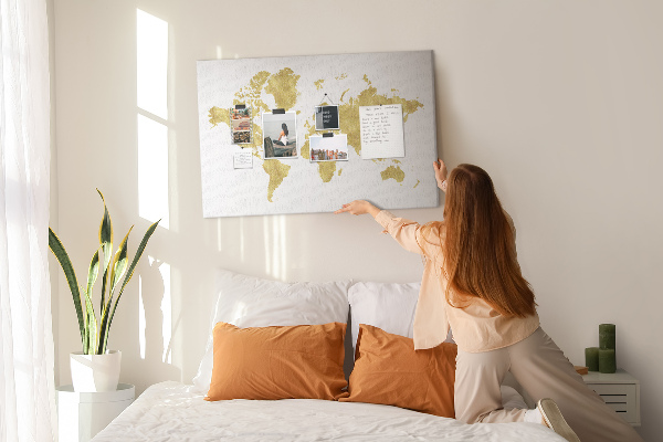 Tableau affichage liège Carte du monde dorée sur fond blanc
