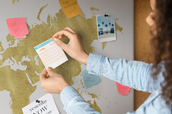 Tableau affichage liège Carte du monde dorée sur fond blanc