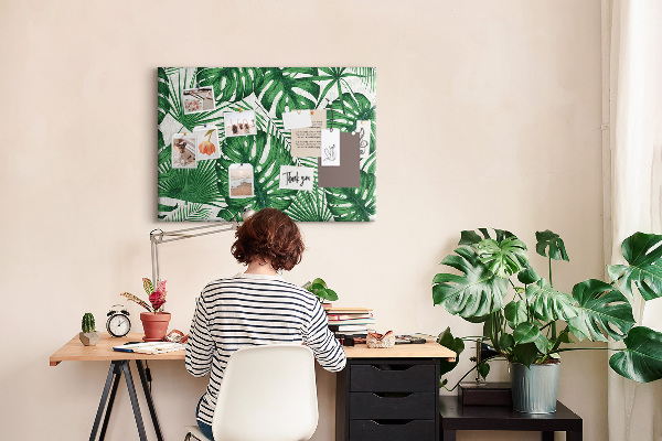 Tableau en liège De nombreuses feuilles de plantes tropicales en vert