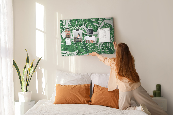 Tableau en liège De nombreuses feuilles de plantes tropicales en vert