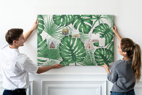 Tableau en liège De nombreuses feuilles de plantes tropicales en vert