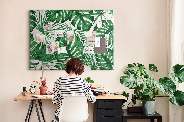 Tableau en liège De nombreuses feuilles de plantes tropicales en vert