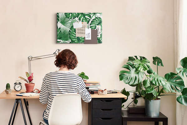 Tableau en liège De nombreuses feuilles de plantes tropicales en vert