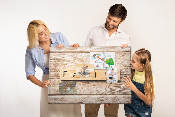 Tableau affichage liège Famille sur fond de planche en bois