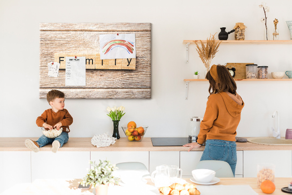 Tableau affichage liège Famille sur fond de planche en bois