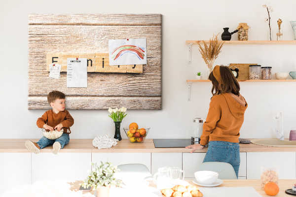 Tableau affichage liège Famille sur fond de planche en bois