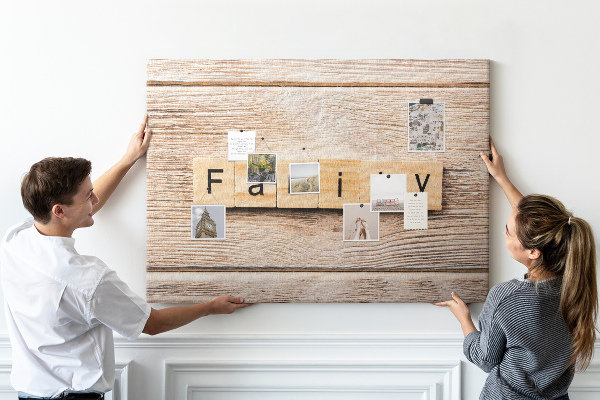 Tableau affichage liège Famille sur fond de planche en bois