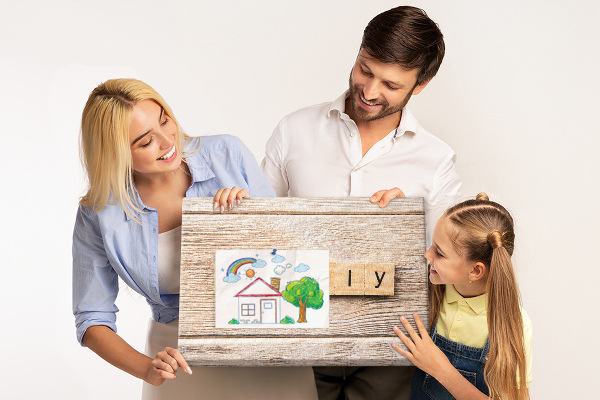Tableau affichage liège Famille sur fond de planche en bois