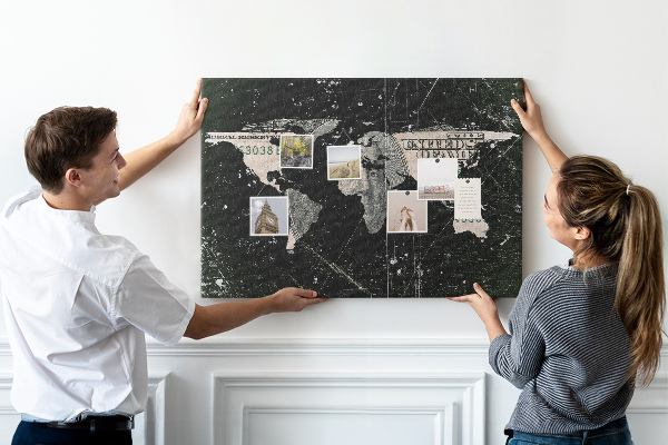 Tableau en liège Une carte du monde sur un billet d'un dollar en arrière-plan