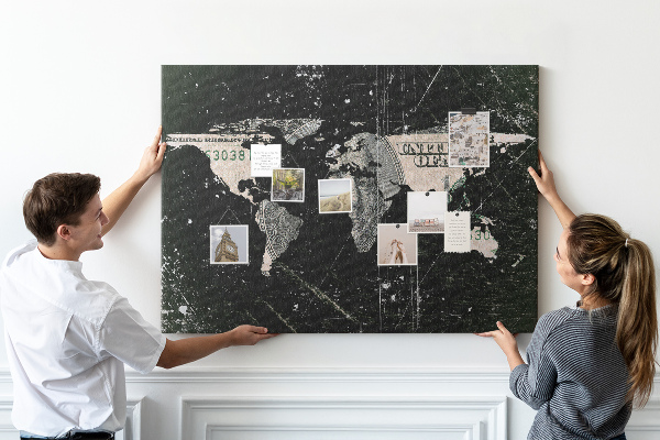 Tableau en liège Une carte du monde sur un billet d'un dollar en arrière-plan