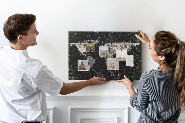 Tableau en liège Une carte du monde sur un billet d'un dollar en arrière-plan