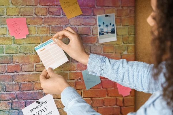 Tableau affichage liège Mur de briques colorées dans un arc-en-ciel