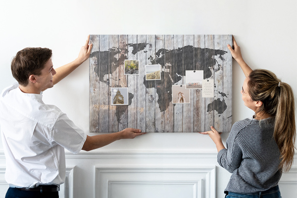 Tableau en liège Une carte du monde sur un fond de planches de bois